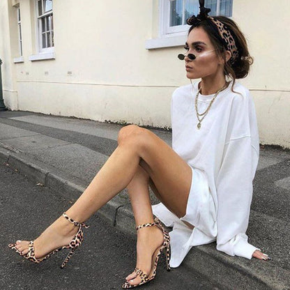 Sandale de vară de susținere elegante și detaliate