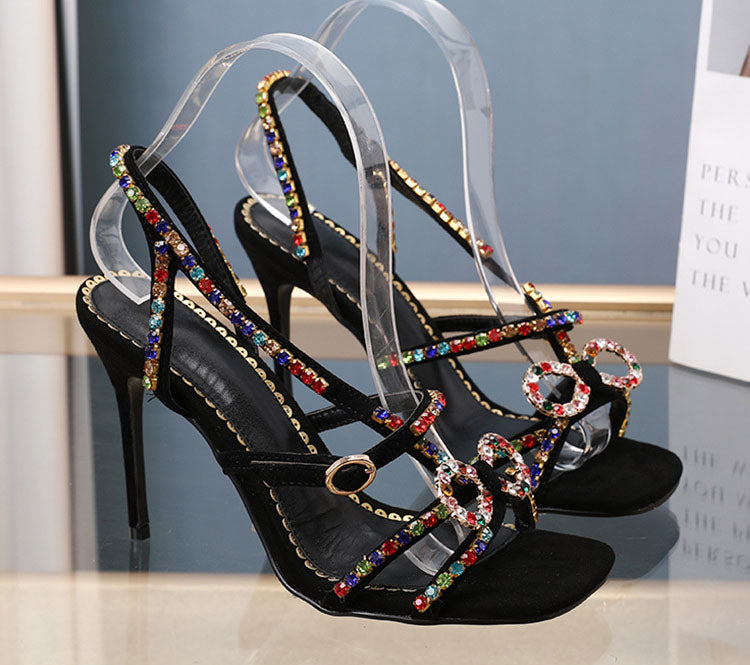 Sandale de vară de susținere elegante și detaliate