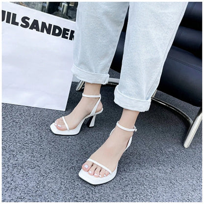 Sandale de vară de susținere elegante și detaliate