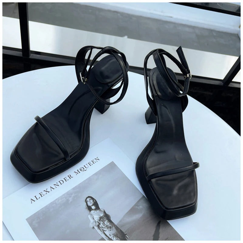 Sandale de vară de susținere elegante și detaliate