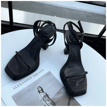 Sandale de vară de susținere elegante și detaliate