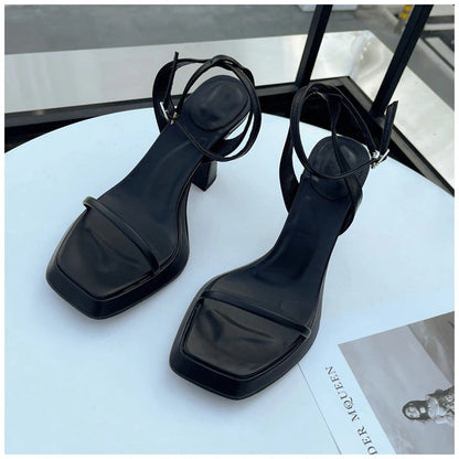 Sandale de vară de susținere elegante și detaliate